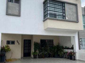 Casa de 3 habitaciones, Saltillo · Casa en Venta en Valle de Los Almendros, Frente a Universidad de Durango