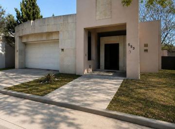 Casa de 5 habitaciones, Saltillo · Casa Amueblada en Renta en Residencial San Alberto