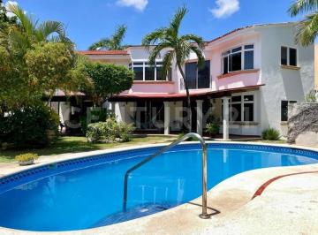 Casa · 311m² · 4 Recámaras · 3 Estacionamientos · Casa en Venta en Residencial Campestre Cancún Le0926