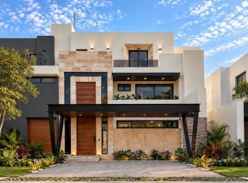Casa · 280m² · 5 Recámaras · 2 Estacionamientos · Casa en Venta en Residencial Rio en Cancun