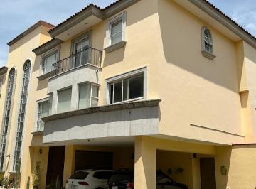 Casa en condominio de 3 habitaciones, Huixquilucan · Casa de 3 Niveles con Jardín, Terraza y Family Room en Interlomas
