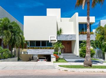 Casa · 700m² · 4 Recámaras · 6 Estacionamientos · Casa en Puerto Cancún