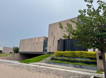 1 · Casa en El Campanario Qro. en Venta con Recamara en Planta Baja, 4 Recámaras y Alberca.