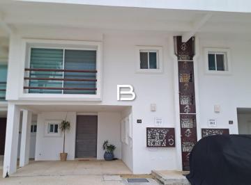 Villa · 204m² · 3 Recámaras · 2 Estacionamientos · Villa en Lagos del Sol