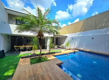 Casa de 4 habitaciones, Zapopan · Casa de 390 m² con 4 Recámaras en Venta en Bugambilias con Alberca. 1a Sección