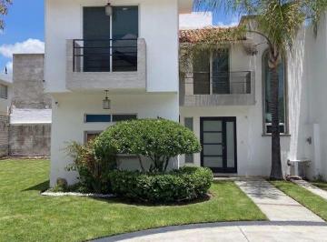 Casa de 3 habitaciones, Querétaro · Casa en Venta en Milenio III, 3 Recámaras, Condominio Privado con Alberca y Vigilancia.