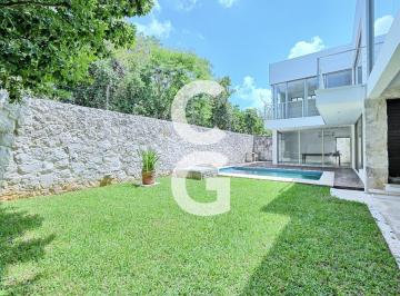 Casa · 370m² · 3 Recámaras · 2 Estacionamientos · Casa en Renta en Cancún en Zona Huayacán con Amplio Jardín y Alberca