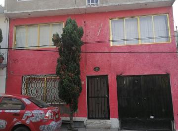 Casa · 233m² · 6 Recámaras · 1 Estacionamiento · Amplia Casa en Venta en Coyoacán con Gran Potencial