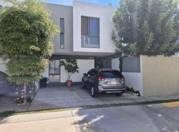 Casa de 4 habitaciones, Tlajomulco de Zúñiga · Vendo Casa con Terraza en Fraccionamiento Las Grullas
