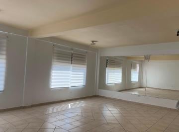 pared con espejos · Local Comercial en Renta