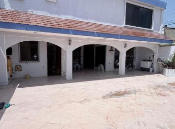 Casa de 4 habitaciones, Campeche · En Venta Casa de 4 Recamaras Ubicada en El Fovi, Cerca del Issste y del Malecon de La Ciudad
