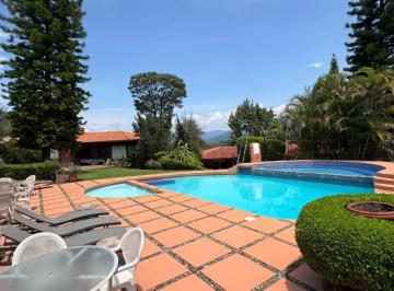 Casa en condominio de 3 habitaciones, Valle de Bravo · Casa en Venta Para Remodelar en El Centro de Avándaro en Valle de Bravo