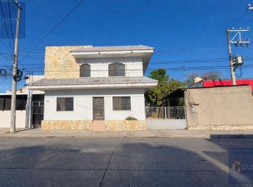 Casa · 887m² · 4 Recámaras · 5 Estacionamientos · Casa en Americana