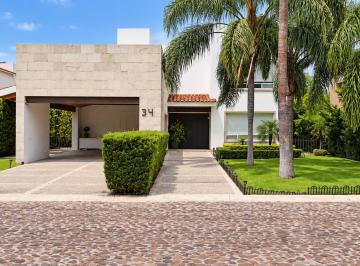 Casa de 4 habitaciones, Corregidora · Residencia de Gran Presencia y Espacios Generosos en Balvanera