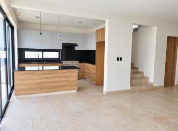 Casa · 210m² · 4 Recámaras · 2 Estacionamientos · Casa con Recámara en Planta Baja | 4 Recámaras | Fracc. Lomas del Dorado