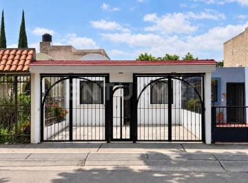 Casa · 92m² · 3 Recámaras · 2 Estacionamientos · Casa en Venta en Jardines del Valle, Zapopan.