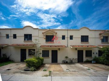 b55e5549ef82f8dfccf8ad8b8a44ec7458d5debeca595d4ac49902da46ba9b12 · Casa en Venta en Alta California Tlajomulco con Recámara en Planta Baja