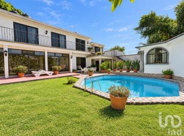 Casa · 420m² · 10 Recámaras · 2 Estacionamientos · Casa en Venta con 10 Recámaras y Alberca en La Pradera, Cuernavaca