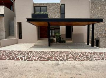 Casa · 320m² · 4 Recámaras · 3 Estacionamientos · Casa en Renta en Altozano