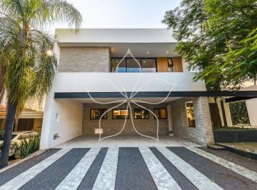 Casa de 4 habitaciones, Zapopan · Residencia Contemporanea Totalmente Remodelada, Lomas del Bosque, Zapopan.