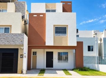 Casa de 4 habitaciones, Apodaca · Casa en Venta de 3 Niveles | Frente a Parque y Casa Club | Los Castaños Privada Residencial, Apodaca