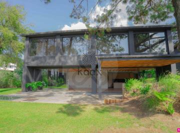 Casa · 366m² · 4 Recámaras · 3 Estacionamientos · Casa en Venta en Tenantongo