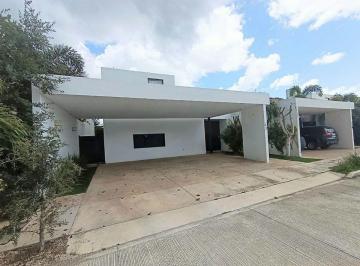 Casa en condominio de 4 habitaciones, Mérida · Residencia Semiamueblada en Privada Amidanah con Paneles Solares