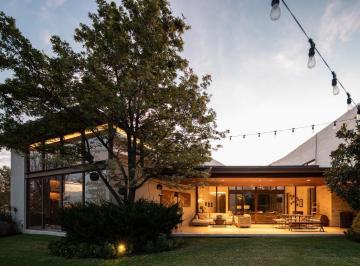 Casa · 928m² · 3 Recámaras · 4 Estacionamientos · Casa en Country Club Gran Jardín