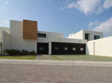Casa · 344m² · 3 Recámaras · 3 Estacionamientos · Casa en Venta y Renta en Club de Golf Alquerías con Alberca y Recámara en Planta Baja