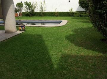 Casa · 530m² · 3 Recámaras · 2 Estacionamientos · Venta Preciosa Casa a Pie de Calle con Alberca en La Carcaña Puebla
