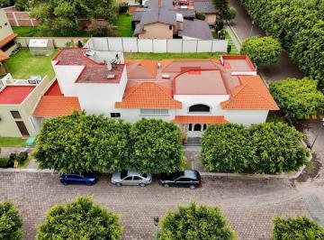 Casa · 655m² · 3 Recámaras · 2 Estacionamientos · Venta Residencia Dentro de Puerta de Hierro Puebla
