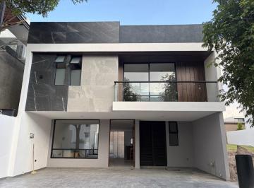 Casa · 330m² · 5 Recámaras · 2 Estacionamientos · Casa en Venta en Lomas de Angelopolis