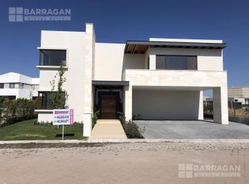 Casa · 530m² · 4 Recámaras · 6 Estacionamientos · Casa en Renta El Campanario, Querétaro