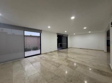 Casa · 440m² · 4 Recámaras · 3 Estacionamientos · Renta de Amplia Casa en Lomas de Angelopolis