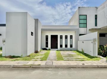 Casa · 108m² · 2 Recámaras · 2 Estacionamientos · Casa en Renta 1 Nivel Frente Area Verde Lomas de La Rioja