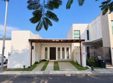 Casa · 108m² · 2 Recámaras · 2 Estacionamientos · Casa en Renta 1 Nivel Frente Area Verde Lomas de La Rioja