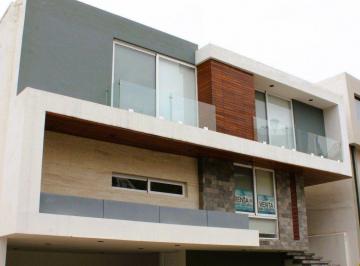 Casa · 450m² · 4 Recámaras · 3 Estacionamientos · Casa - Club de Golf La Loma