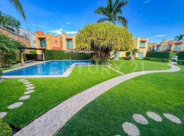 Casa · 268m² · 3 Recámaras · 2 Estacionamientos · Casa con Salón de Juegos, Jacuzzi y Alberca en Villas del Sol, Xochitepec