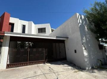 Casa · 378m² · 3 Recámaras · 2 Estacionamientos · Casa en Venta en Fuentes del Valle, San Pedro Garza García, N. L.