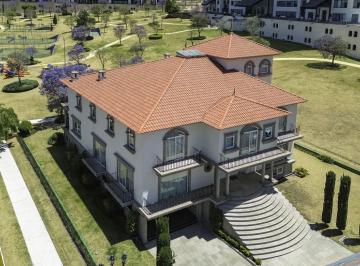 Casa de 6 habitaciones, Cuajimalpa de Morelos · Lujosa Villa Frente Al Lago, Diseño Italiano, Cuartos de Servicio, en Venta