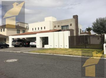 Casa · 480m² · 3 Recámaras · 7 Estacionamientos · Casa en Venta La Asunción, Metepec