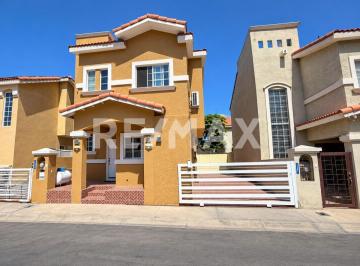 Casa · 207m² · 4 Recámaras · 3 Estacionamientos · Casa en Venta en Otay Vista Lago, Tijuana