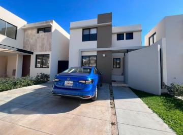 Casa de 3 habitaciones, Conkal · Casa Amueblada, 3 Recámaras, con Alberca, en Privada con Amenidades en Conkal.