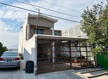 Casa · 180m² · 3 Recámaras · 2 Estacionamientos · Casa en Venta en Lomas de Santa Catarina