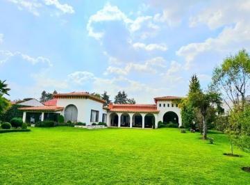 Casa · 633m² · 3 Recámaras · 4 Estacionamientos · Casa en Venta en Club de Golf San Carlos, Metepec Colinda con Green