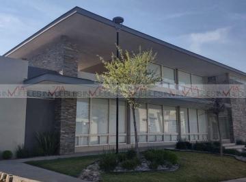 Casa · 210m² · 3 Recámaras · 2 Estacionamientos · Casa en Renta en Santoral