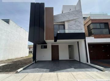 Casa · 237m² · 4 Recámaras · 2 Estacionamientos · Venta de Casa en La Antigua Cementera, Puebla, Tres Recamaras, Sala Doble Altura y Roof Garden