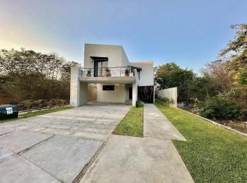 Casa · 374m² · 4 Recámaras · 4 Estacionamientos · | Casa de 4 Habitaciones Sin Muebles en Privada Residencial Nortemerida en Renta |