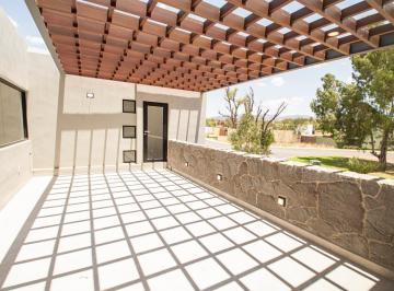 Casa · 285m² · 3 Recámaras · 1 Estacionamiento · Casa en Zirándaro