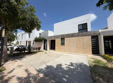 Casa de 3 habitaciones, Mérida · Casa de 3 Habitaciones con Una en Pb Dentro de Privada con Amenidades Ubicada en Cholul.